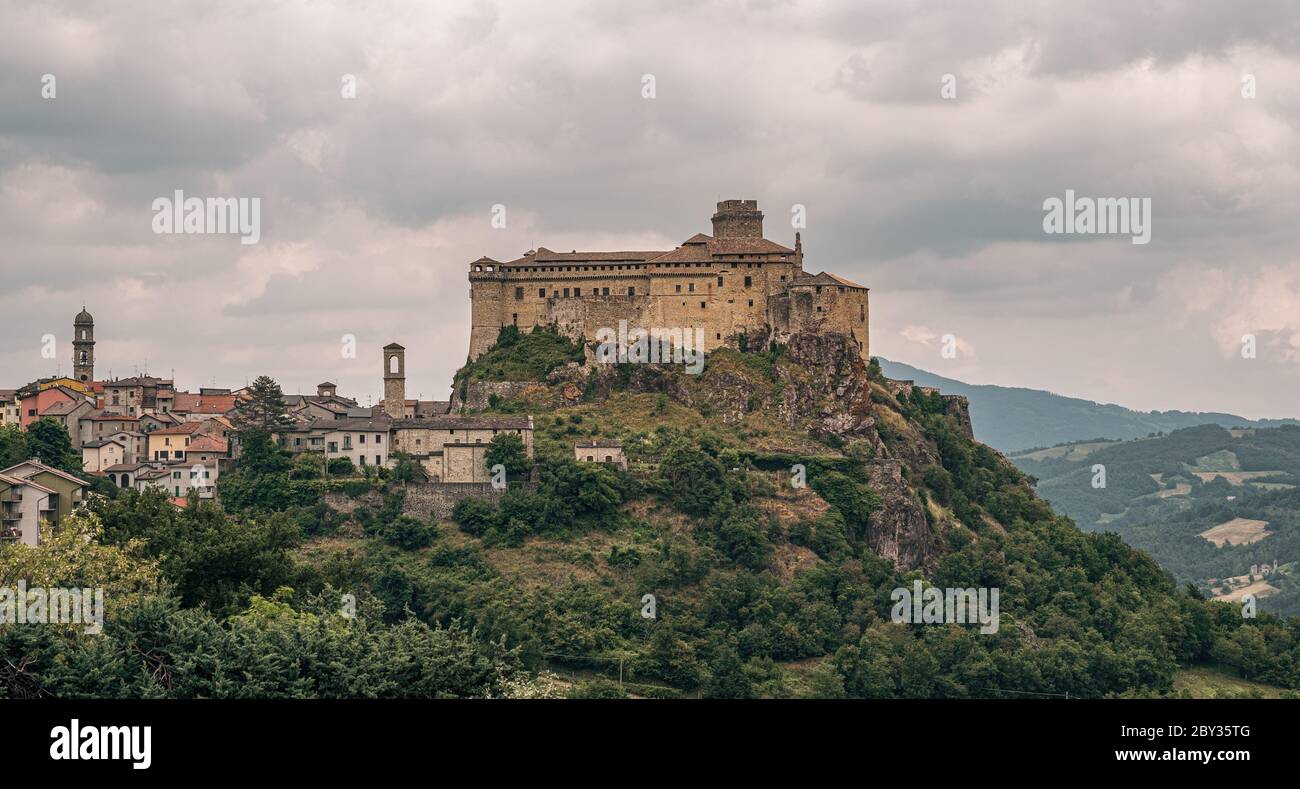 Das Schloss und das Dorf Bardi in einem bewölkten Tag. Parma Provinz, Emilia und Romagna, Italien. Stockfoto