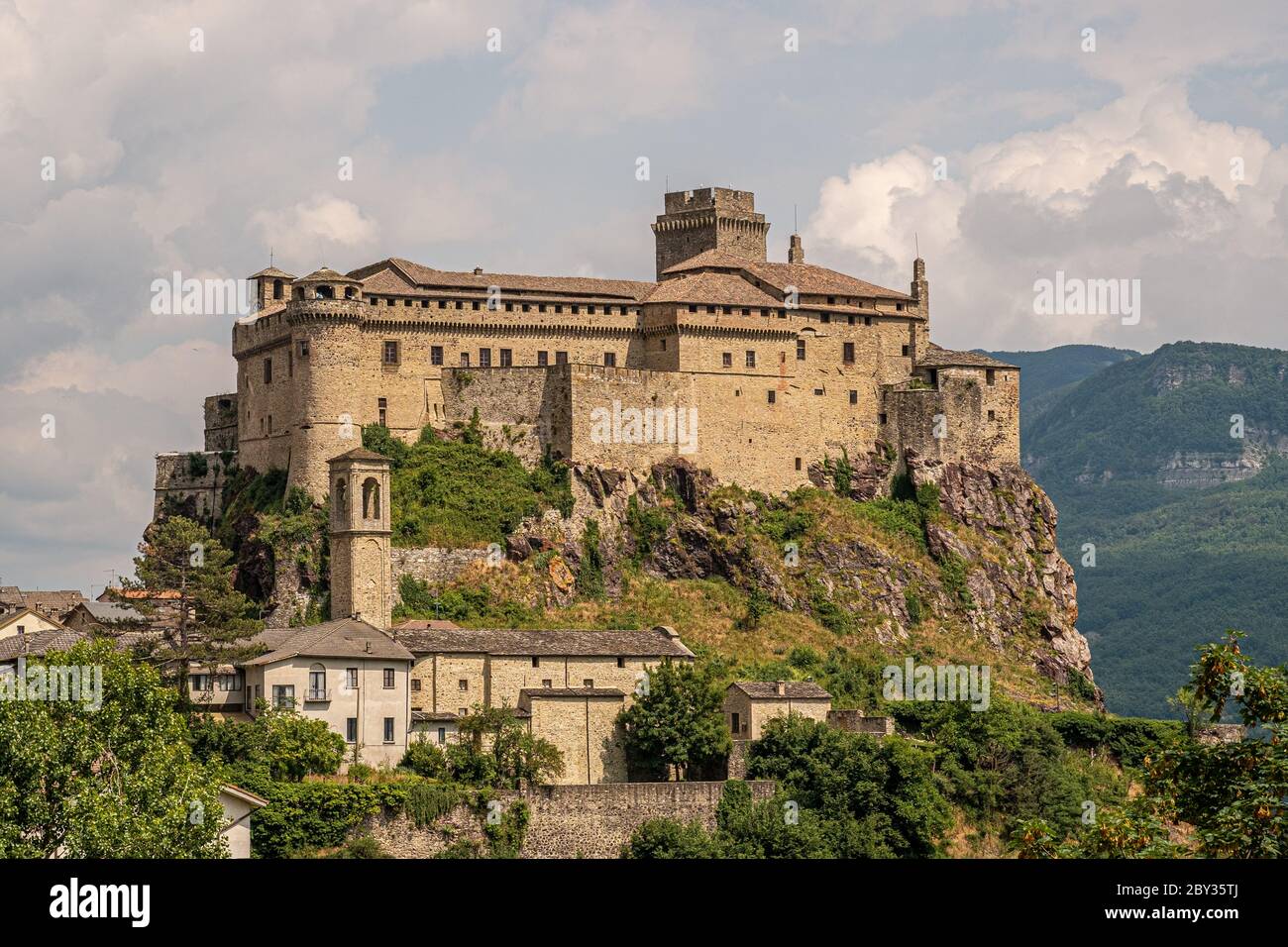 Das Schloss von Bardi in einem bewölkten Tag. Parma Provinz, Emilia und Romagna, Italien. Stockfoto