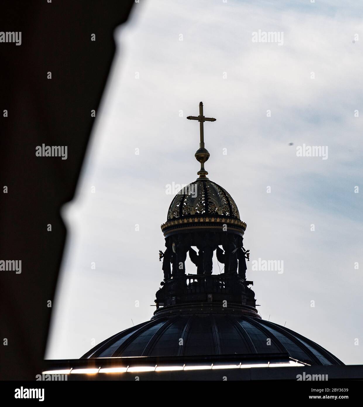 Berlin, Deutschland. Juni 2020. Die Kuppel mit dem Kreuz des Humboldt-Forums ragt vom Himmel. Kredit: Paul Zinken/dpa/Alamy Live News Stockfoto