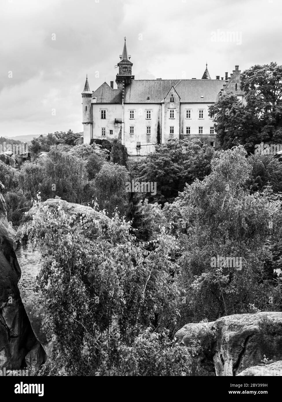 Mittelalterliche Burg Hruba Skala auf einem steilen Sandstein Felsen in Böhmisches Paradies, oder Cesky Raj, Tschechische Republik. Schwarzweiß-Bild. Stockfoto