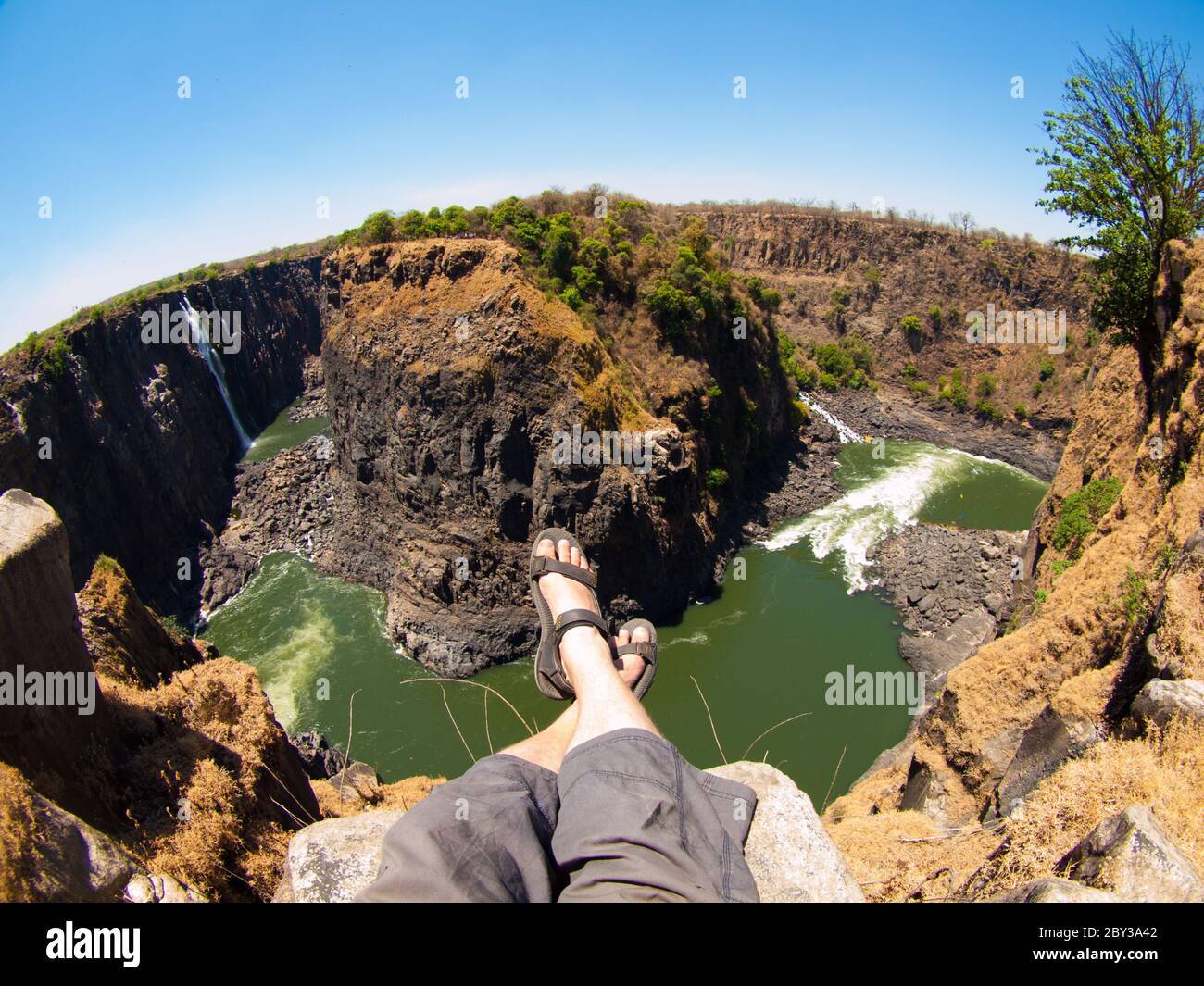 Erholung bei den Victoria Falls in der Trockenzeit (Blick aus der Fischperspektive) Stockfoto