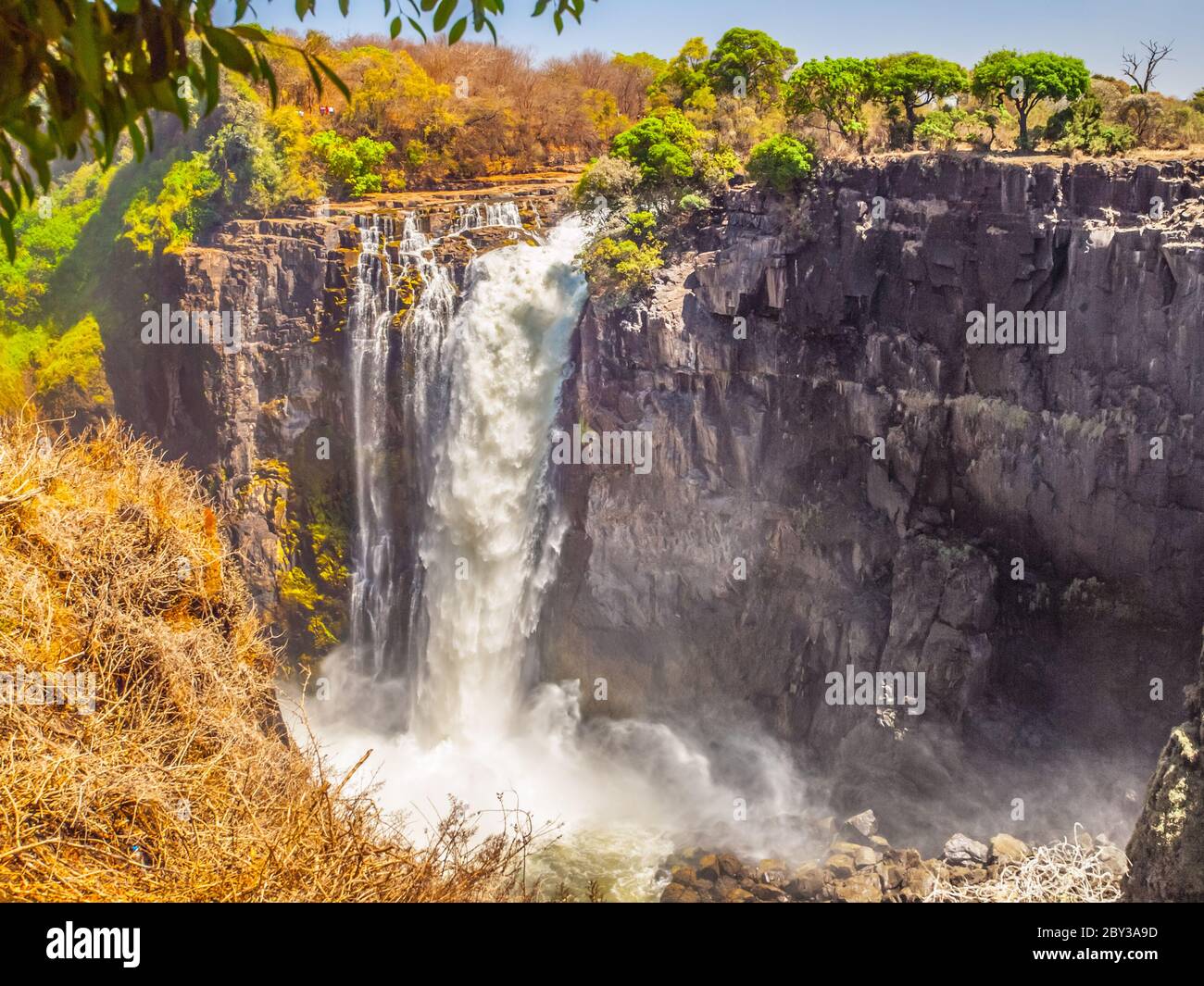 Victoria Falls am Zambezi River. Trockenzeit. Grenze zwischen Simbabwe und Sambia, Afrika. Stockfoto