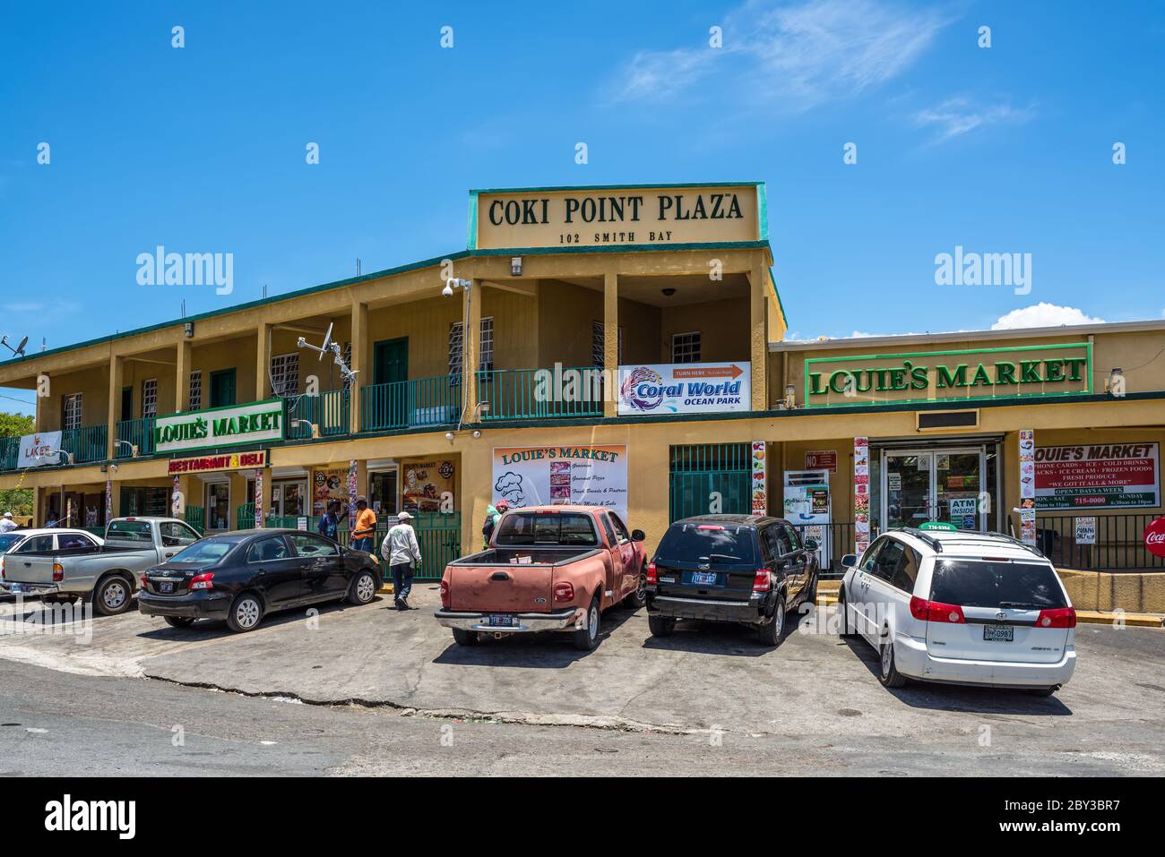Smith Bay, St. Thomas, amerikanische Jungferninseln (USVI) - 30. April 2019: Einkaufszentrum Coki Point Plaza in Smith Bay Settlement in St. Thomas, amerikanische Jungferninseln Stockfoto