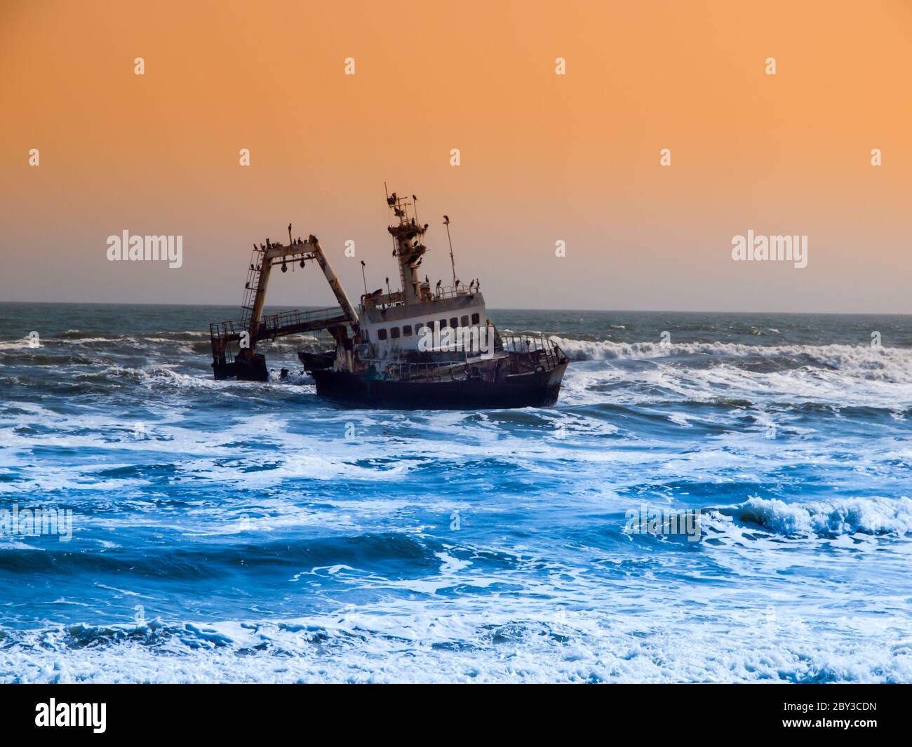 Schiffswrack an der Skeleton Coast des Atlantischen Ozeans in Namibia Stockfoto