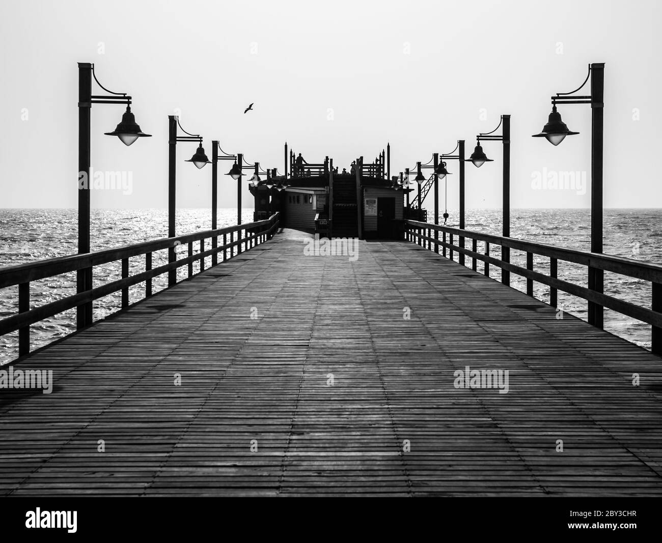 Pier mit Lampen in schwarz und weiß (Swakopmund, Namibia) Stockfoto