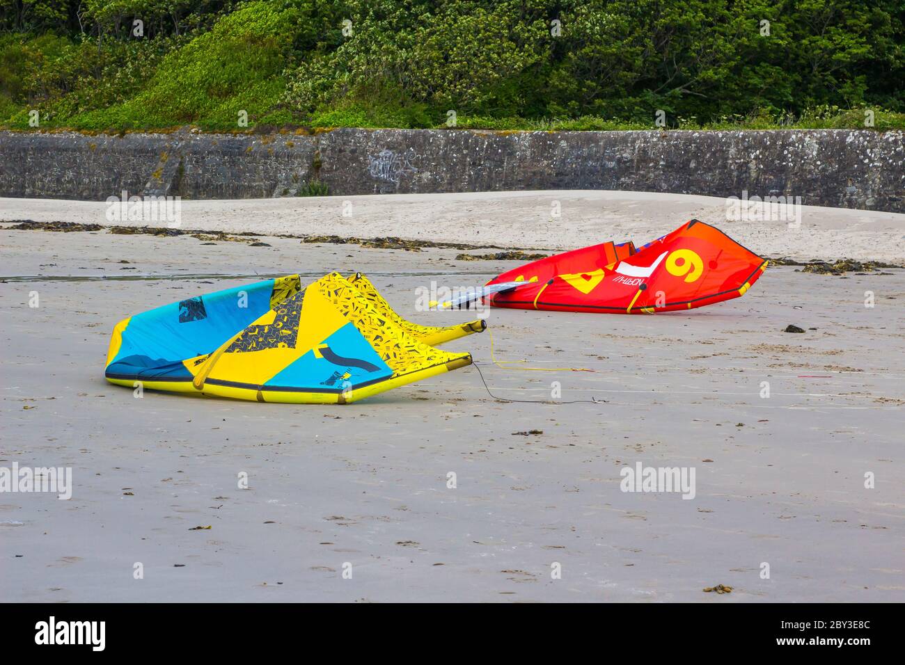 6. Juni 2020 Kite Surfer Segel und Ausrüstung liegen am Strand bei Ballyholme in Bangor Nordirland an einem trüben Nachmittag während der Corona Virus p Stockfoto