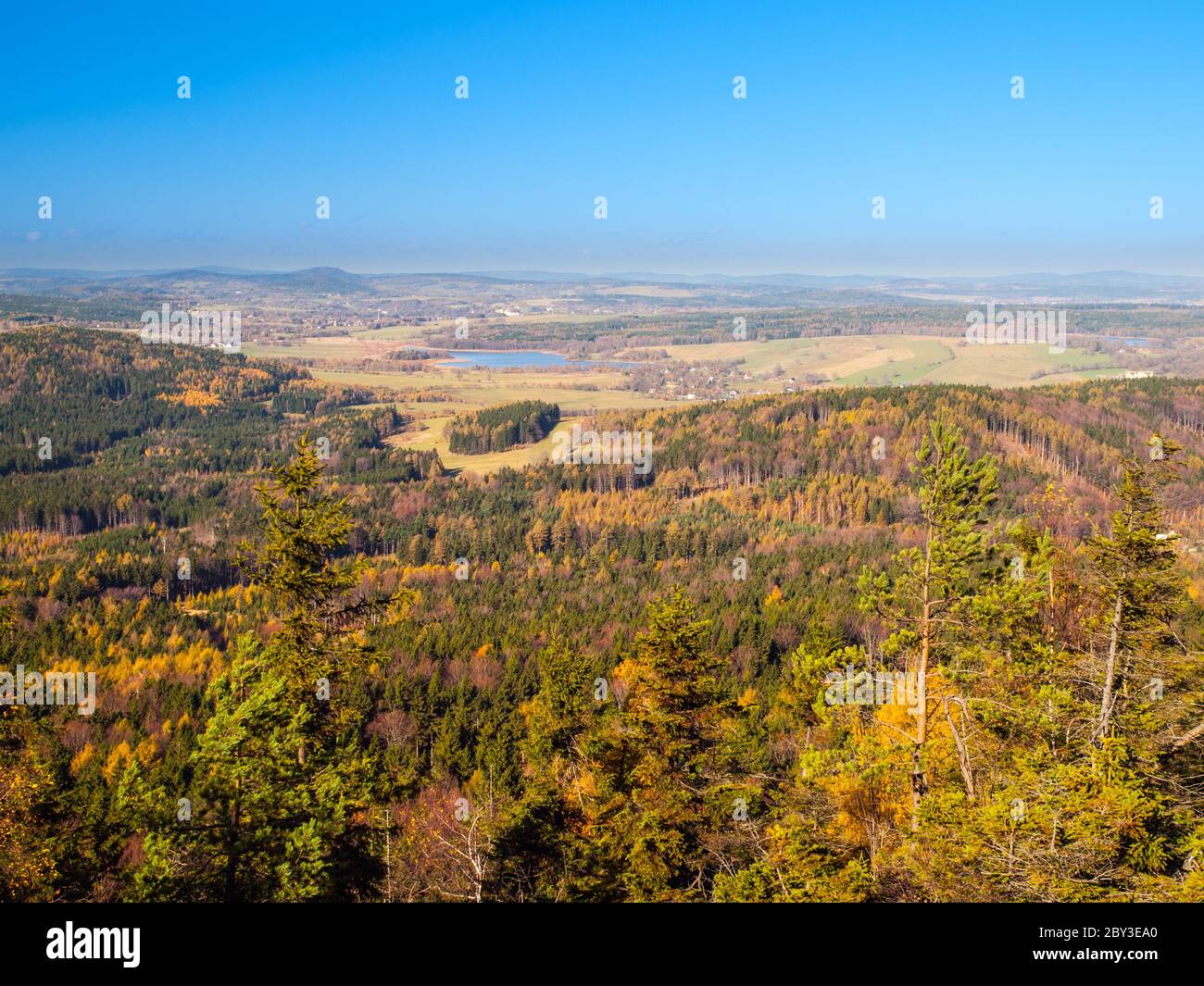 Herbstlandschaft des Lausitzer Gebirges. Blick vom Jedlova Berg, Ceczh Republik. Stockfoto