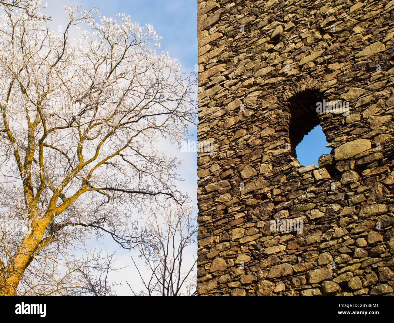 Baudetail der Eckmauer der alten historischen Burg oder Ruine. Vintage-Architektur. Stockfoto