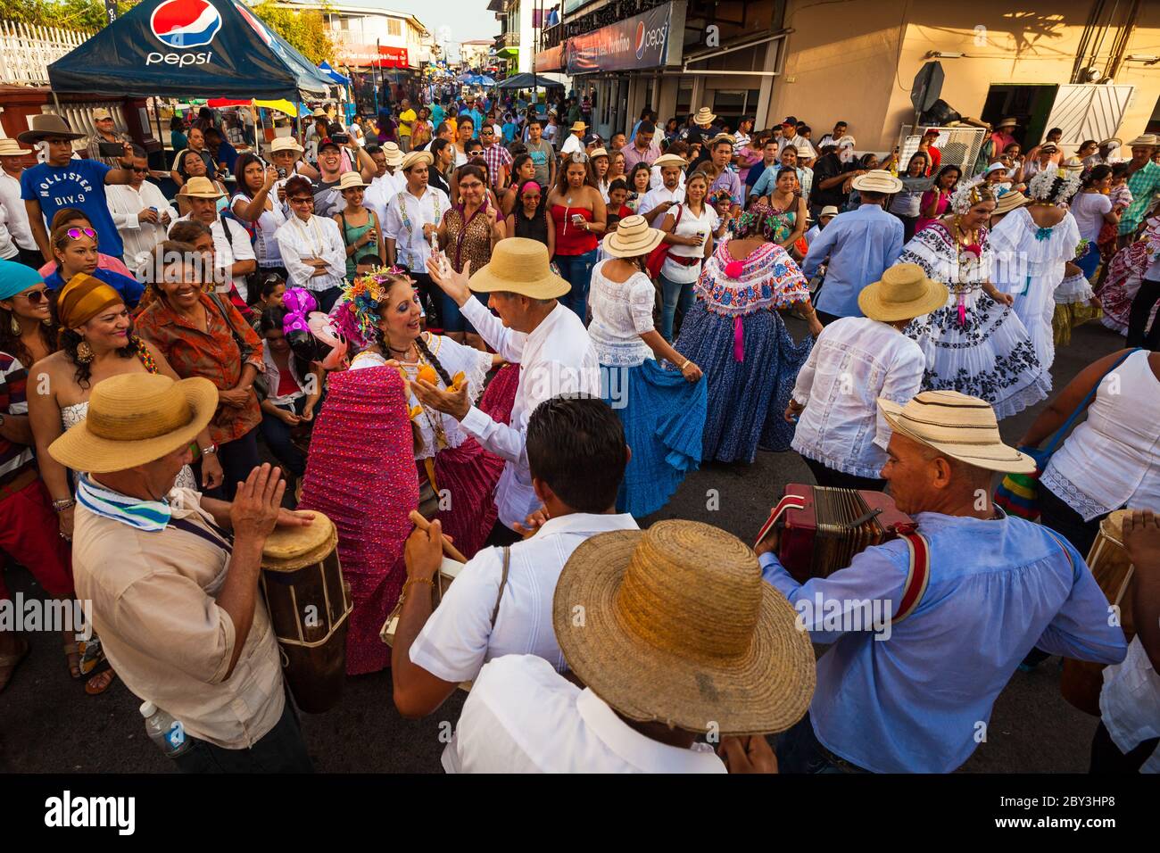 Musiker und Tänzer auf der Straße auf der jährlichen Veranstaltung \