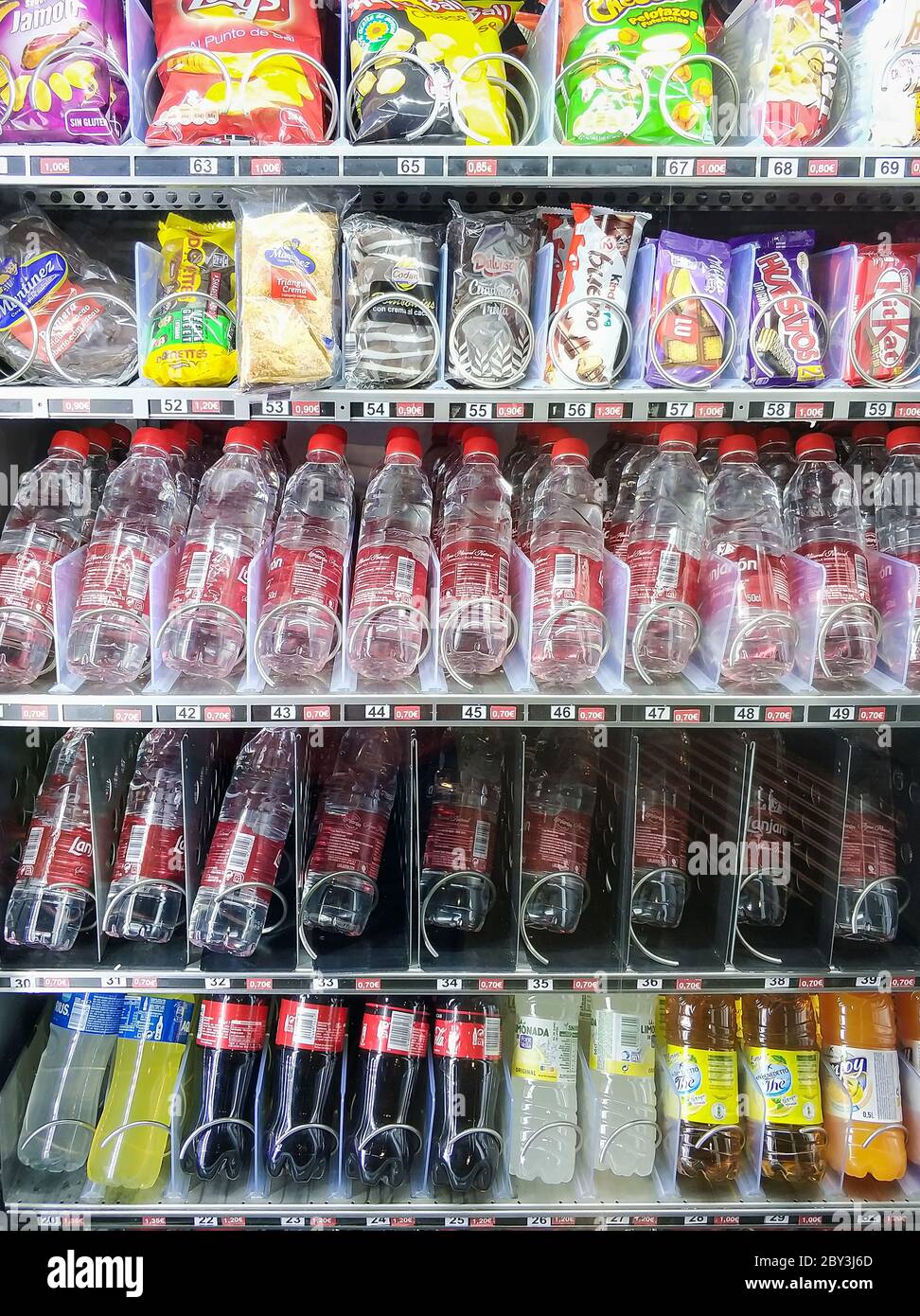 Huelva, Spanien - 6. Juni 2020: Verkaufsautomat für Speisen und Getränke im Krankenhaus Costa de la Luz in Huelva Stockfoto