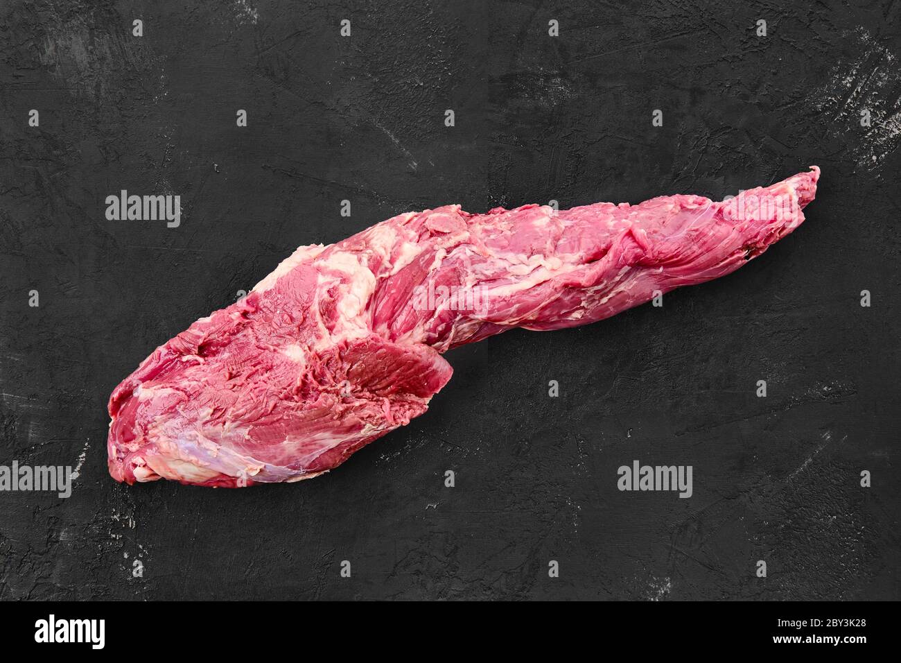 Rohes frisches Rindfleisch ganze Filet auf schwarzem Hintergrund Stockfoto