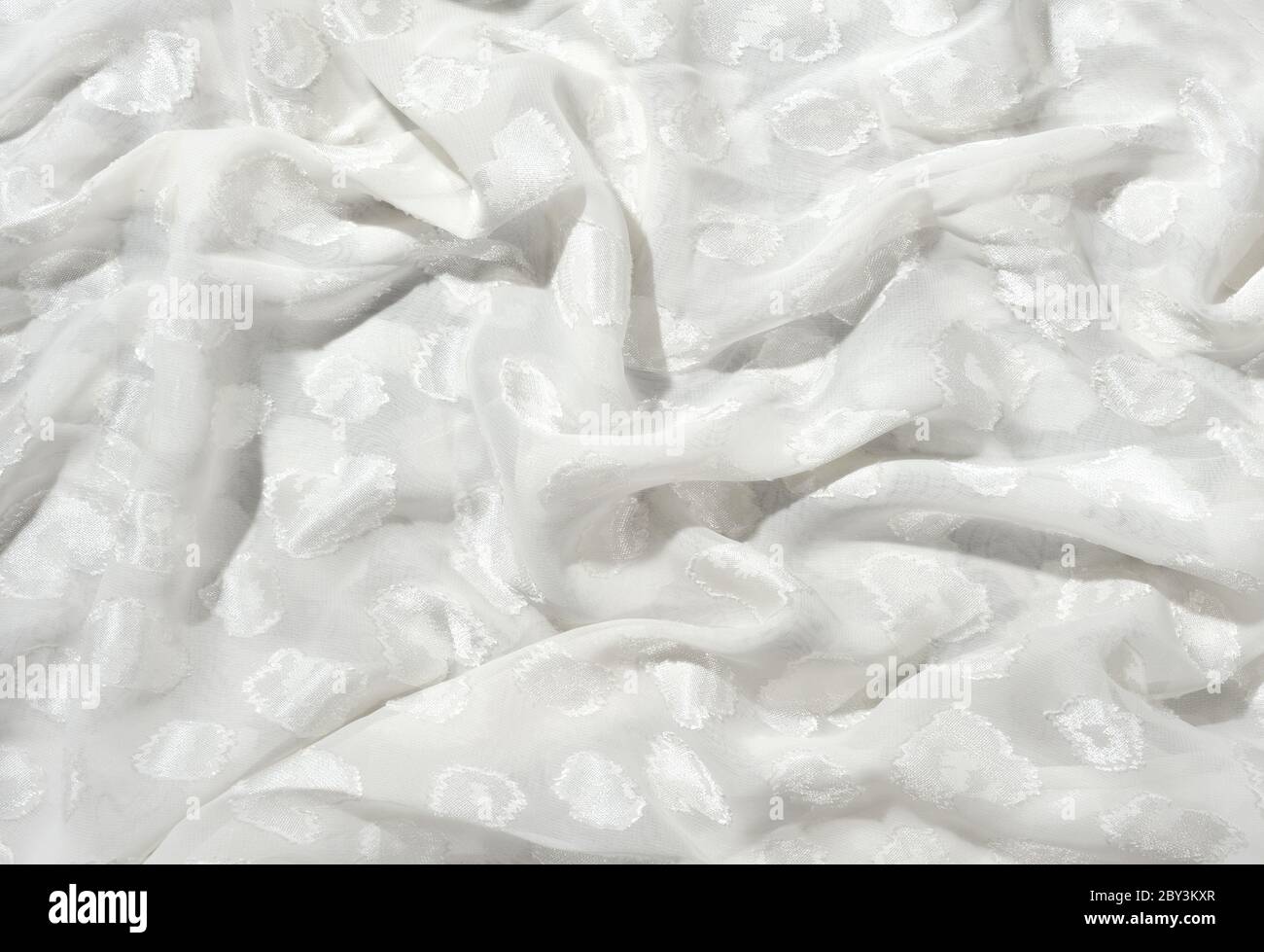 Weißes Tuch mit Falten als Hintergrund Stockfoto