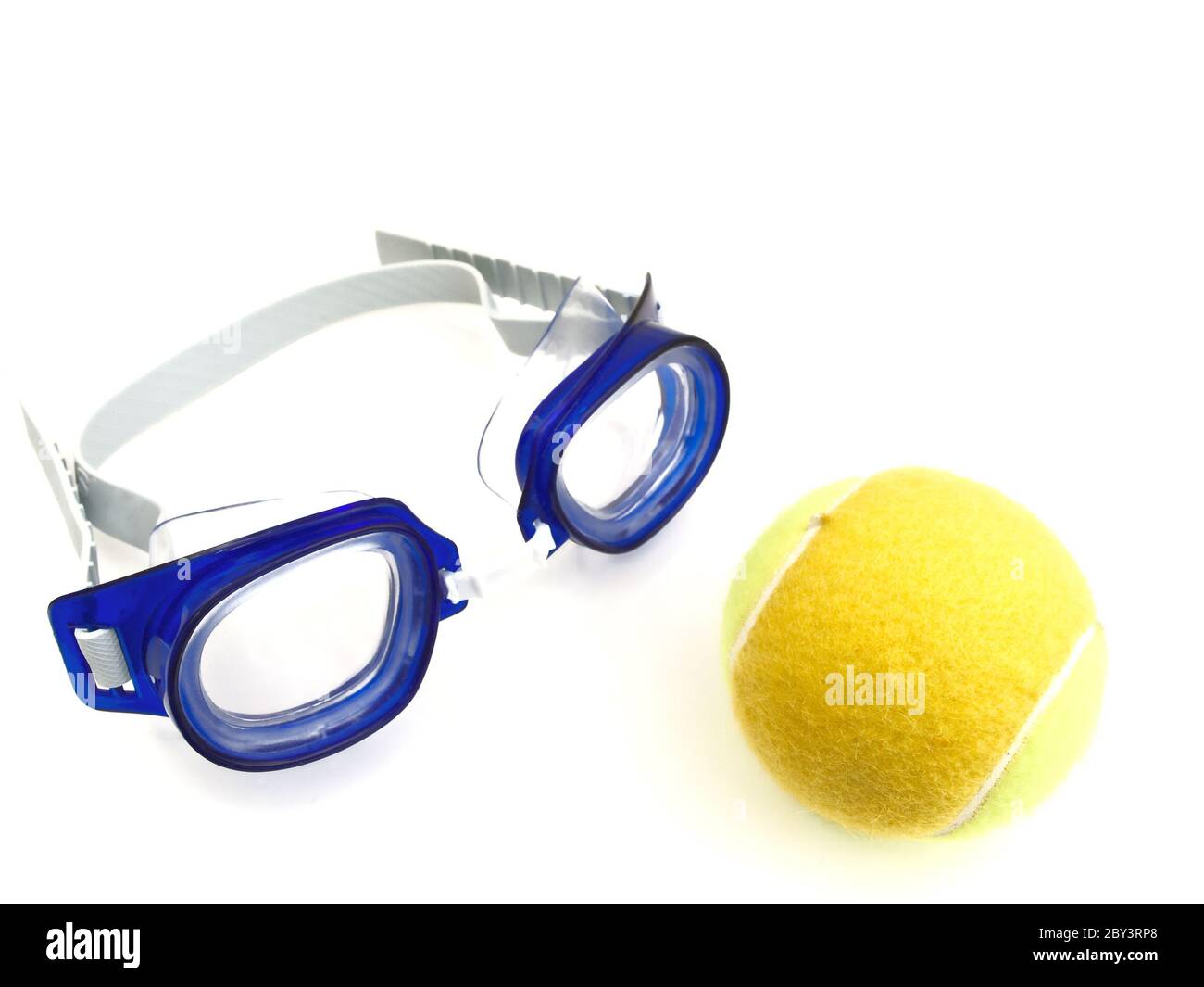 Schwimmbrille und Tennisball Stockfoto