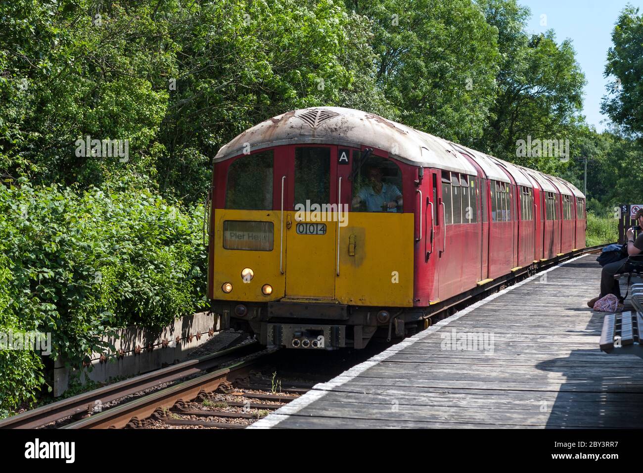 Elektrische Einheit nähert sich Smallbrook Junction, Richtung Ryde, Island Line, Isle of Wight, Großbritannien. Der Zug ist 1938 London U-Bahn Stock Stockfoto