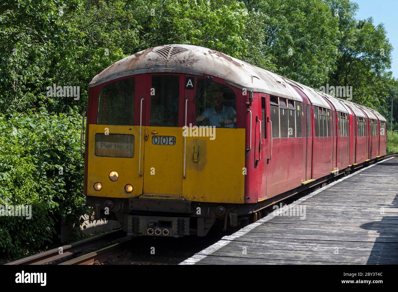 Elektrische Einheit nähert sich Smallbrook Junction, Richtung Ryde, Island Line, Isle of Wight, Großbritannien. Der Zug ist 1938 London U-Bahn Stock Stockfoto