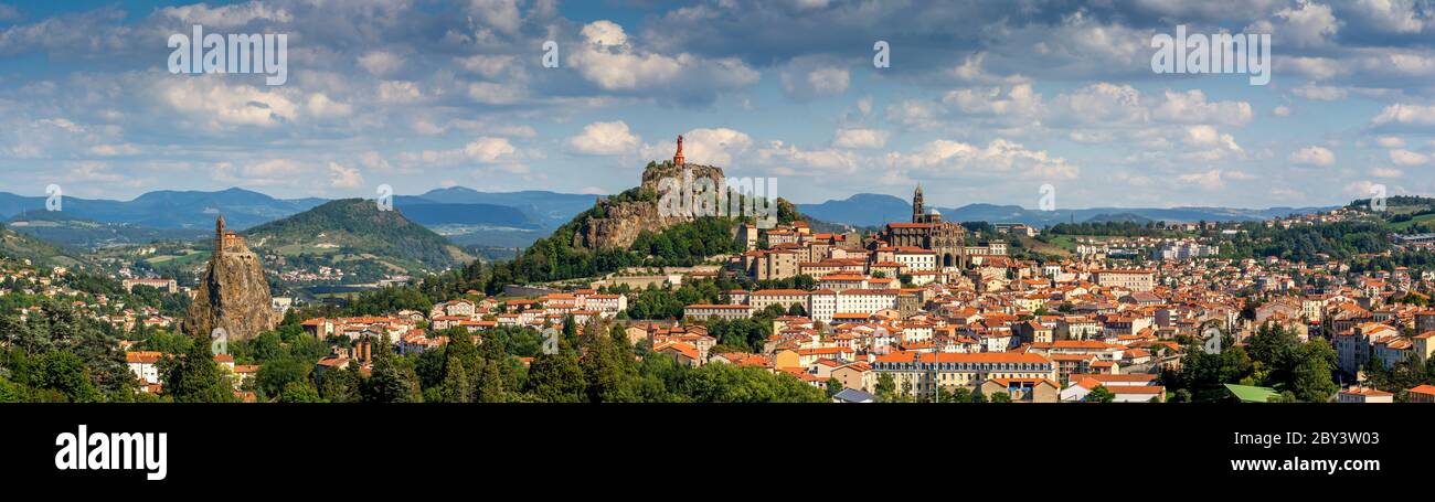 Le Puy en Velay, UNESCO-Weltkulturerbe. Abfahrt von Saint Jacques de Compostelle Weg . Haute Loire. Auvergne-Rhone-Alpes. Frankreich Stockfoto
