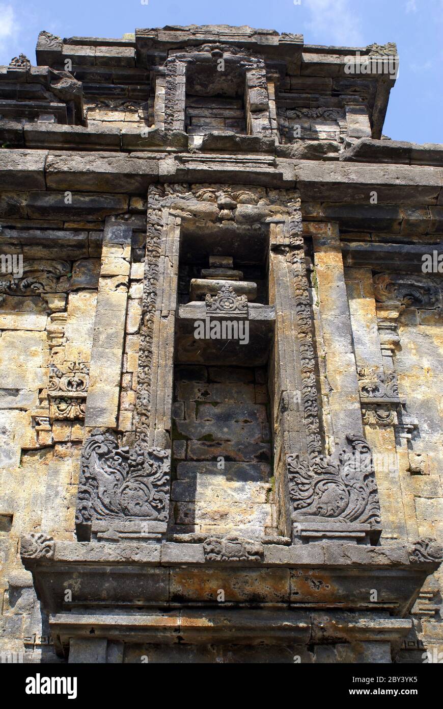 Fassade des Arjuna-Tempels auf dem Plateau von Dieng Stockfoto
