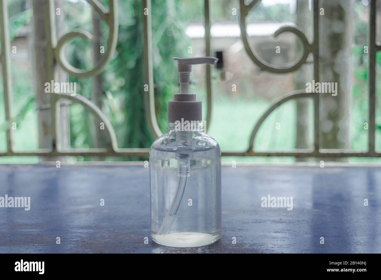 Eine nachfüllbare transparente leere Hand Waschen Desinfektionsmittelpumpe Glasflasche Behälter zu Flüssigcreme Shampoo oder Seifenspender zu speichern. Gesundheitswesen und med Stockfoto