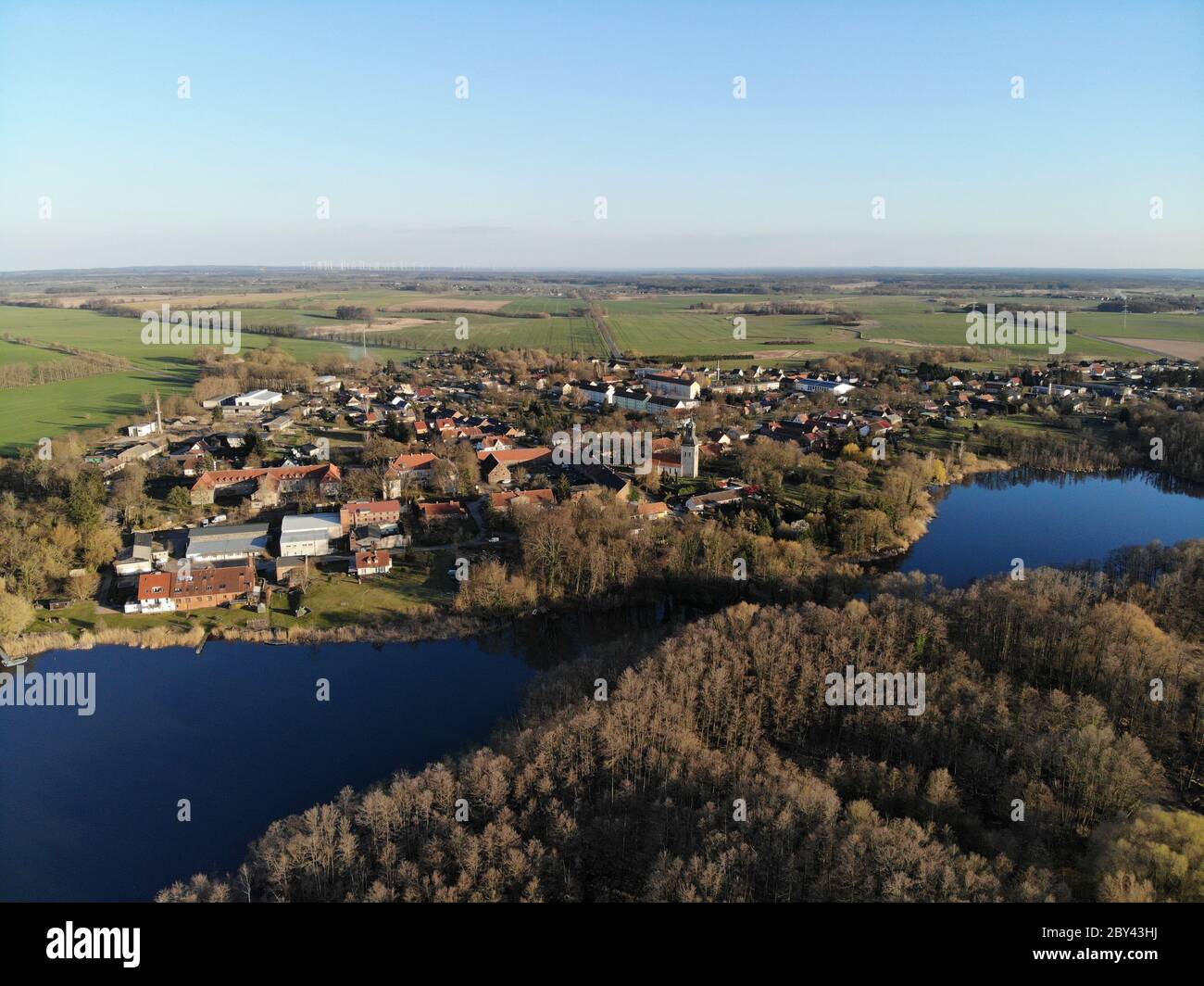 Luftaufnahme des Heinersdorfer Sees, 40 Kilometer östlich von Berlin in der Nähe der B5 in Heinersdorf (Steinhöfel) gelegen, ist er durch einen Straßendamm in geteilt Stockfoto