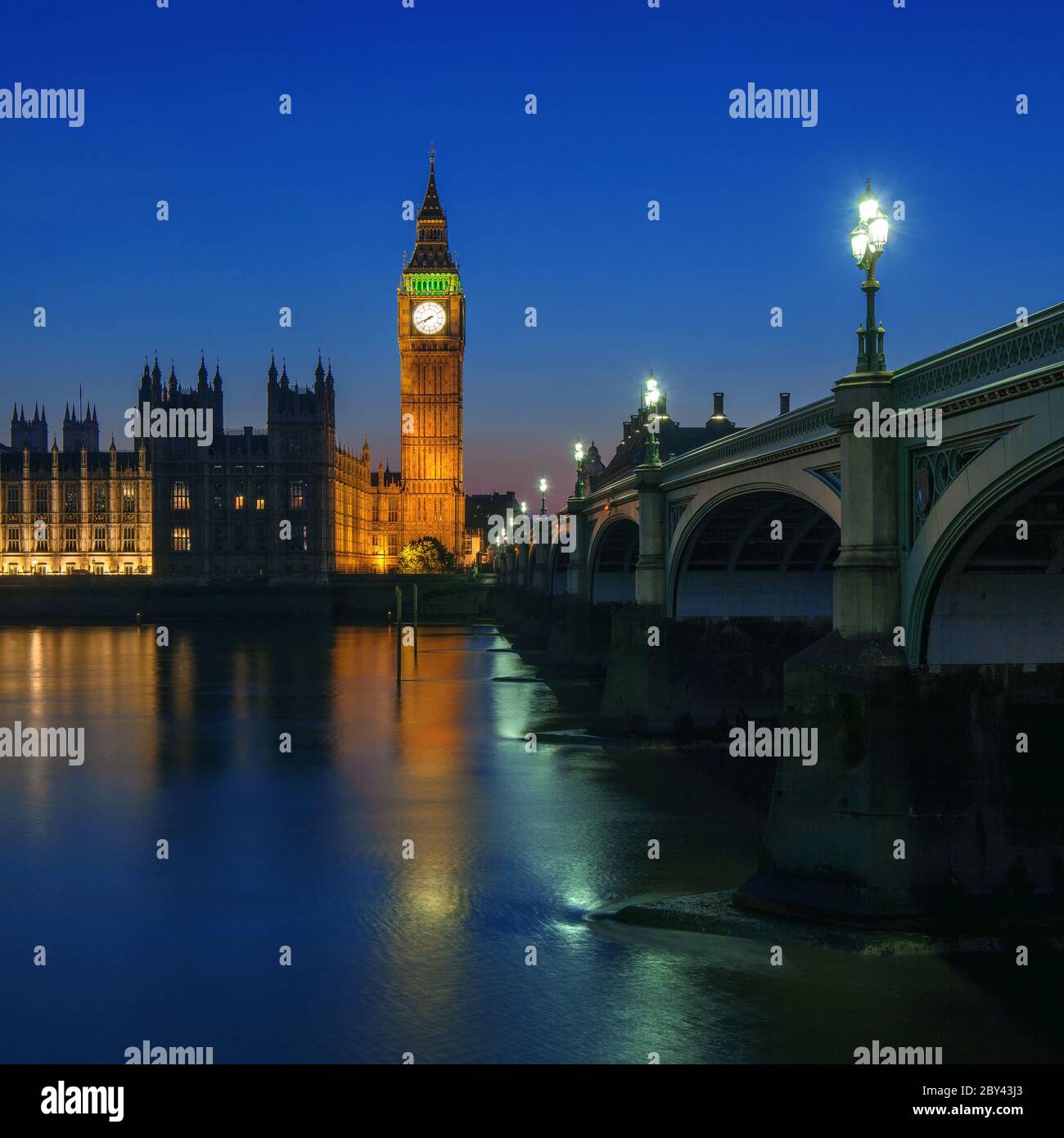 Blick auf Big Ben (Elizabeth Tower) über die Themse in London. Stockfoto