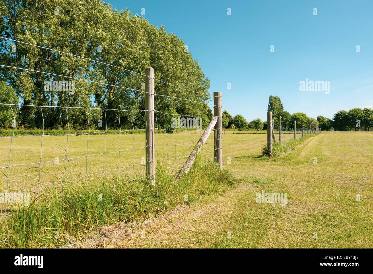 Abgesperrte Abschnitt eines Dorfes Park und grün, Teil eines Naturschutzgebietes. Ein gemähtes Dorf Sportplatz und Distanz Fußballtor kann gesehen werden. Stockfoto
