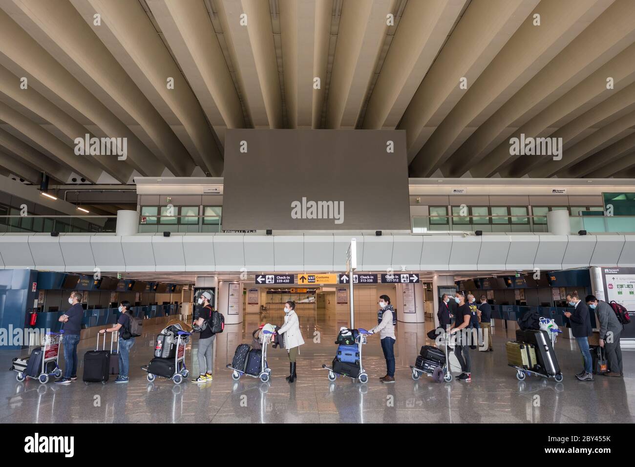 Erste Passagiere nach der Sperrung der Covid 19-Pandemie am Flughafen Rom-Fiumicino. Stockfoto