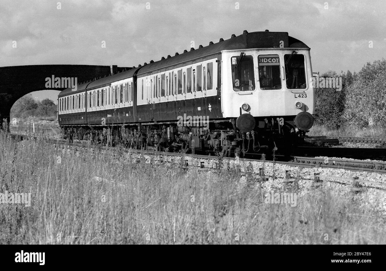 Ein Dieselzug mit mehreren Einheiten am Bahnhof Honeybourne mit einem Great Malvern nach Didcot, Worcestershire, England, Großbritannien. Oktober 1986. Stockfoto