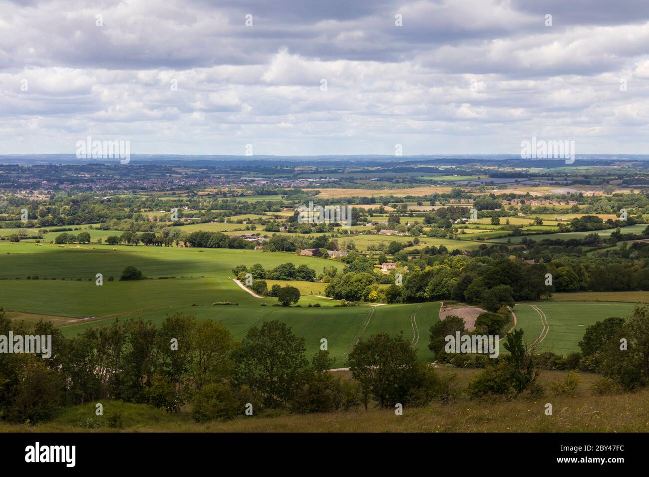 Blick auf die Landschaft von Wiltshire von der Spitze von Morgans Hill, Wiltshire, England, Großbritannien. Ein Ort von besonderem wissenschaftlichem Interesse Stockfoto