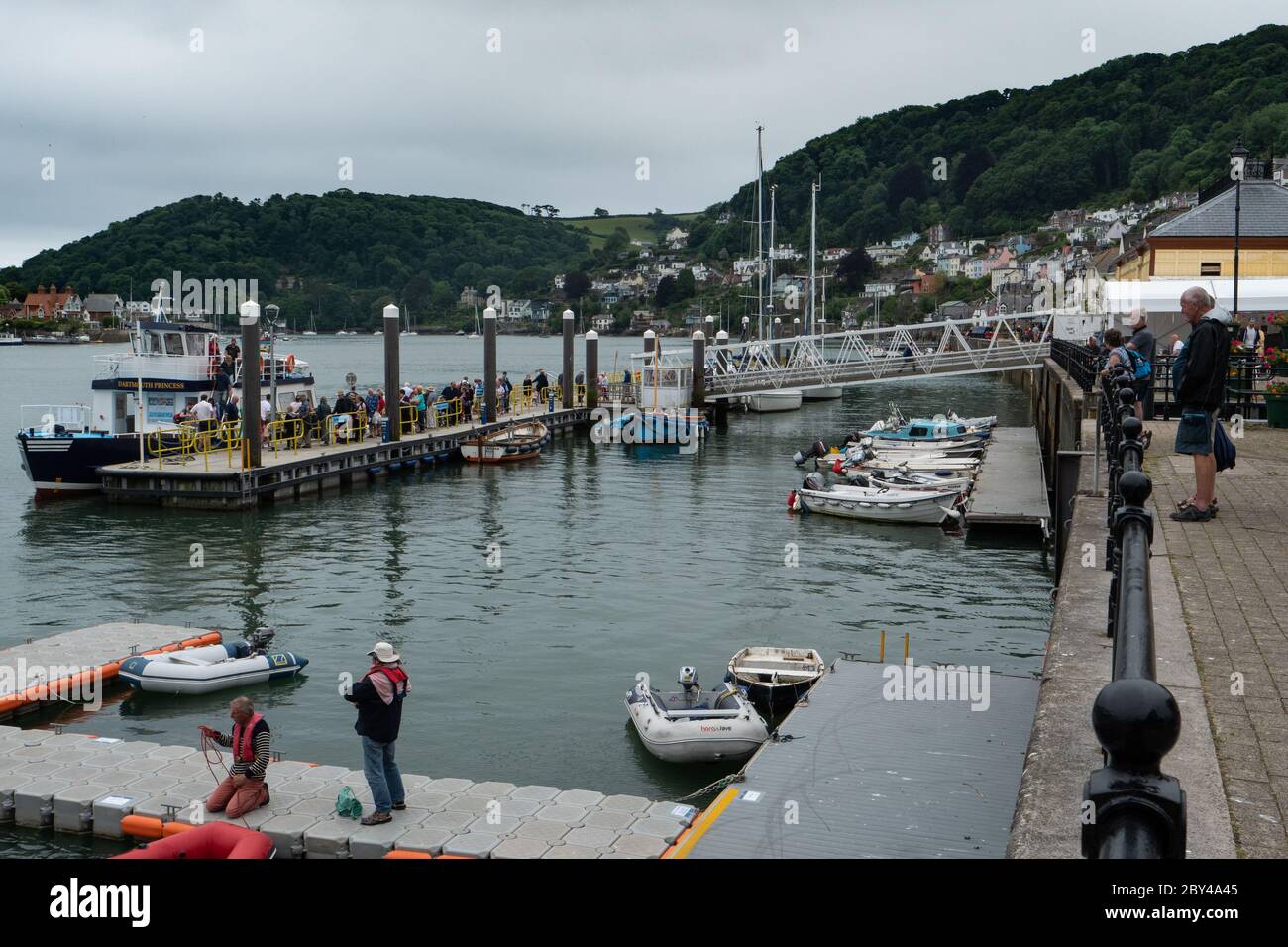 Passagiere, die an Bord der Dartmouth Princess-Flussfähre in Dartmouth Devon UK anstehen Stockfoto