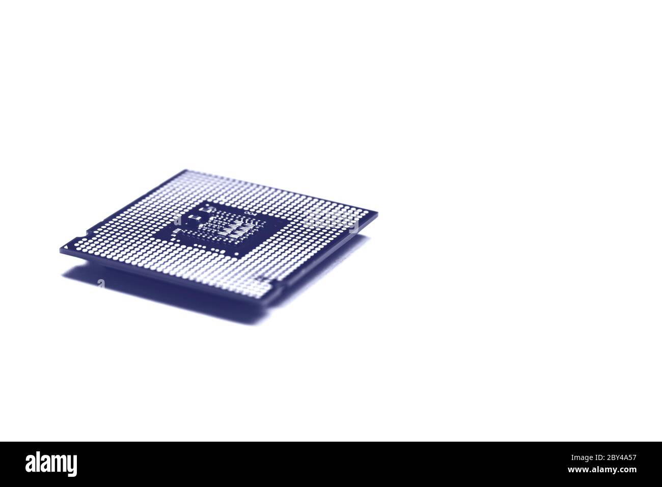 CPU-Chip der zentralen Prozessoreinheit in blau-monochrom auf weißem Hintergrund mit Kopierplatz Stockfoto