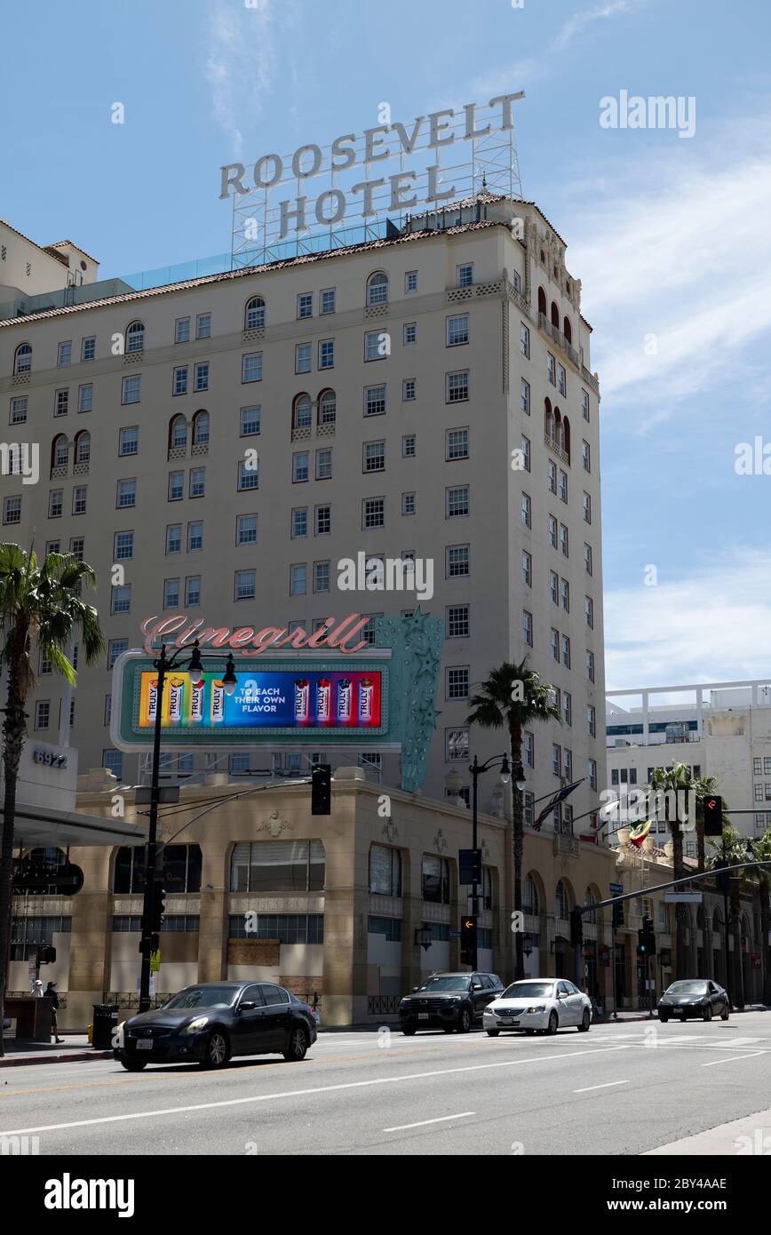 Hollywood, CA/USA - 8. Juni 2020: Das berühmte Hollywood Roosevelt Hotel wurde während einer Reihe von Black Lives Matter Protesten in Hollywood in die Stadt gebracht Stockfoto