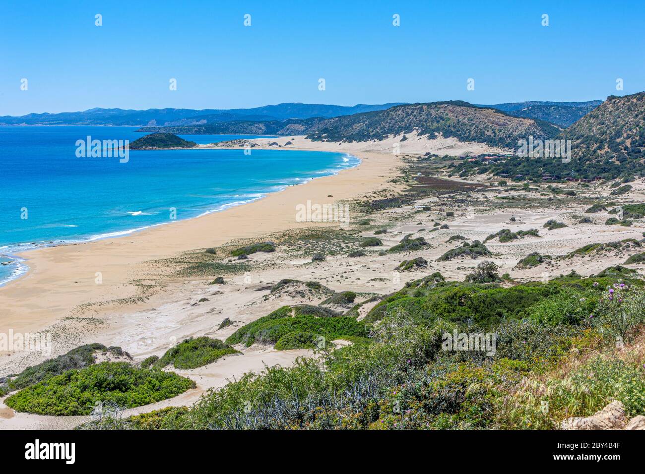 Ein langer Sandstrand, fast menschenleer, in Nordzypern Stockfoto