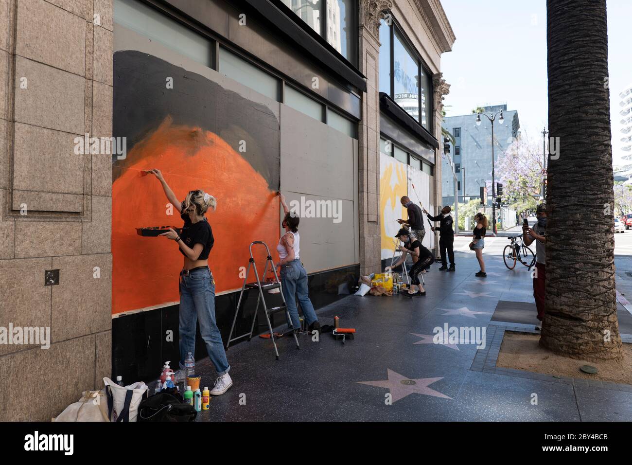 Hollywood, CA/USA - 8. Juni 2020: Nach einer Reihe von Black Lives Matter Protesten in Hollywood arbeiten Straßenkünstler mit Unternehmen zusammen, um BLM Art On zu schaffen Stockfoto