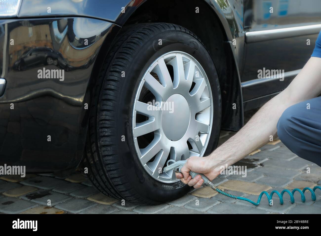 Autoreifen Aufpumpen Tankstelle In Der Nähe Autoreifen aufpumpen -Fotos und -Bildmaterial in hoher Auflösung – Alamy