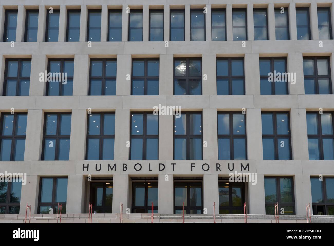 Berlin, Deutschland. Mai 2020. Der Berliner Fernsehturm spiegelt sich in den Fenstern des Humboldt Forums wider. Quelle: Sven Braun/dpa-Zentralbild/ZB/dpa/Alamy Live News Stockfoto