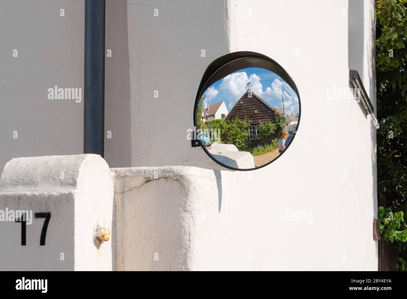 Neu installierte toter Spot-Spiegel am Eingang eines Hauses angebracht.  Zeigt die Reflexion von Antrieb und Garage Stockfotografie - Alamy