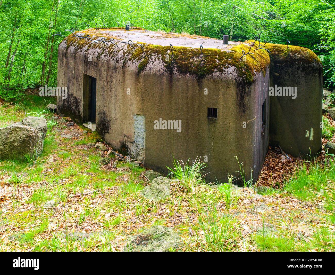 Kleiner Betonmilitärbunker im Wald des tschechischen Grenzgebietes versteckt. Festung des Zweiten Weltkriegs, Tschechische Republik Stockfoto