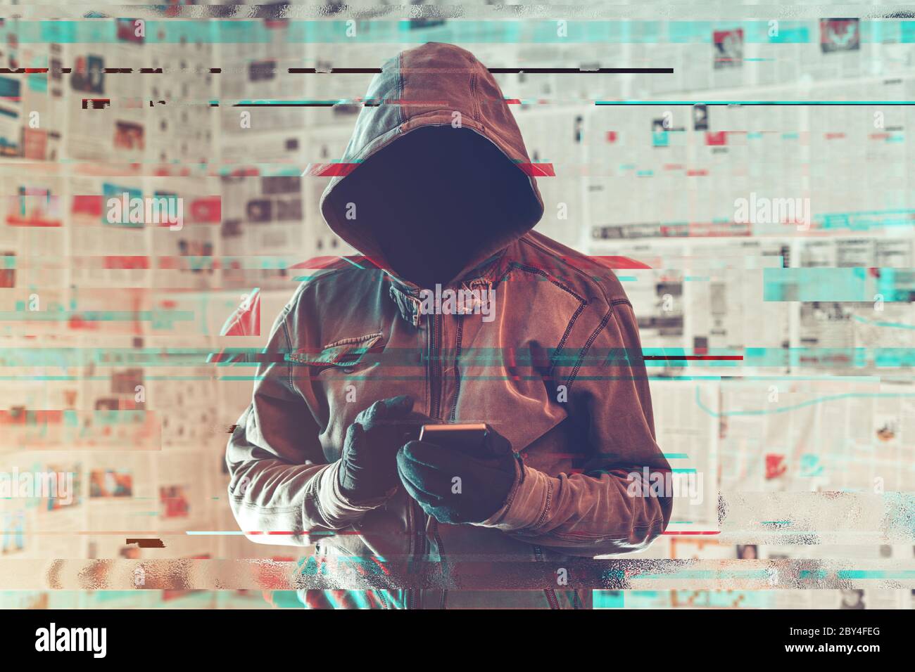 Hooded Hacker Person mit Smartphone in infodemic Konzept mit digitalen Glitch-Effekt Stockfoto