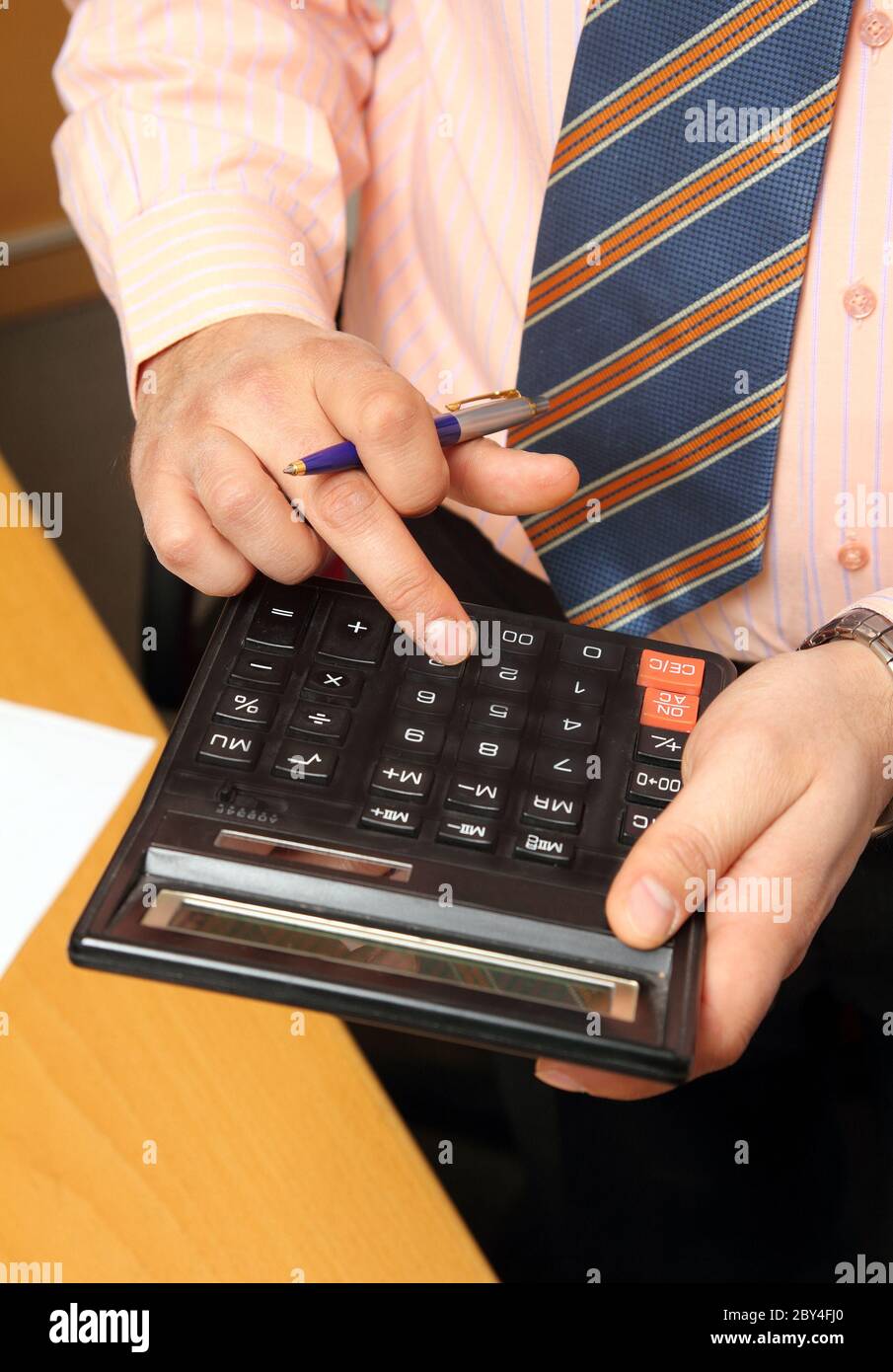 Geschäftsmann zählt Geld auf Rechner - Nahaufnahme Stockfoto
