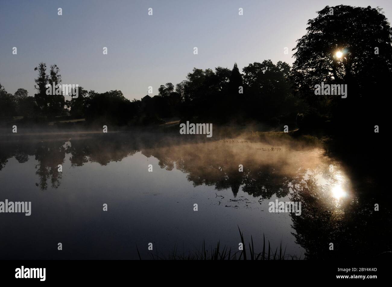 Blick auf den See am nebligen Morgen, Stoke Park Golf Club, Stoke Park, Slough, Berkshire, England Stockfoto