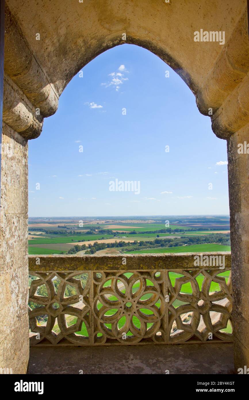 Landschaft durch Burg gotischen Fenster, Spanien Stockfoto
