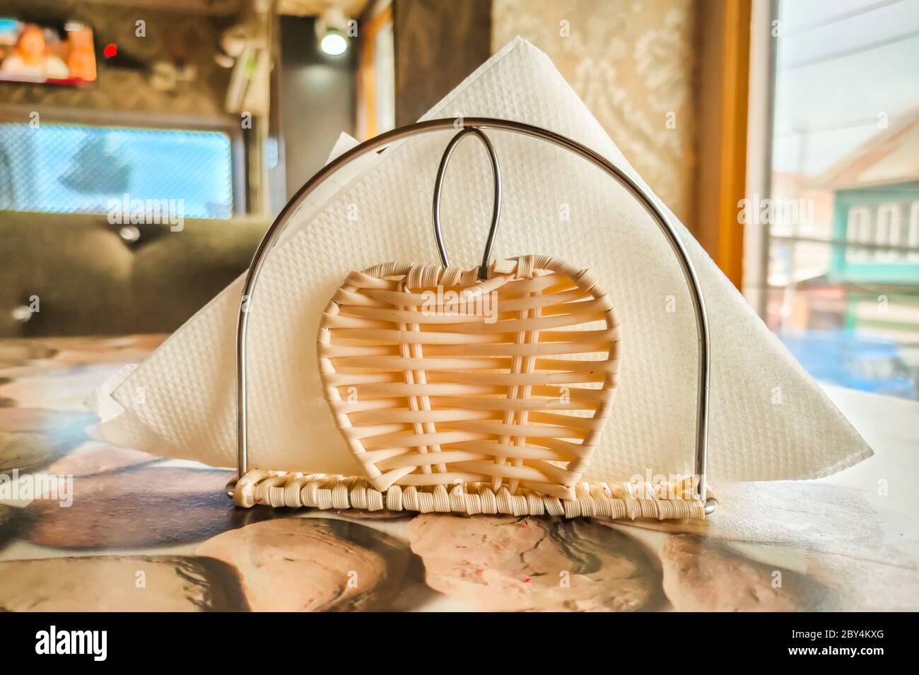 Ein handgefertigter Holztaschentücher-Halter in einem Restaurant in Srinagar, Kaschmir Stockfoto