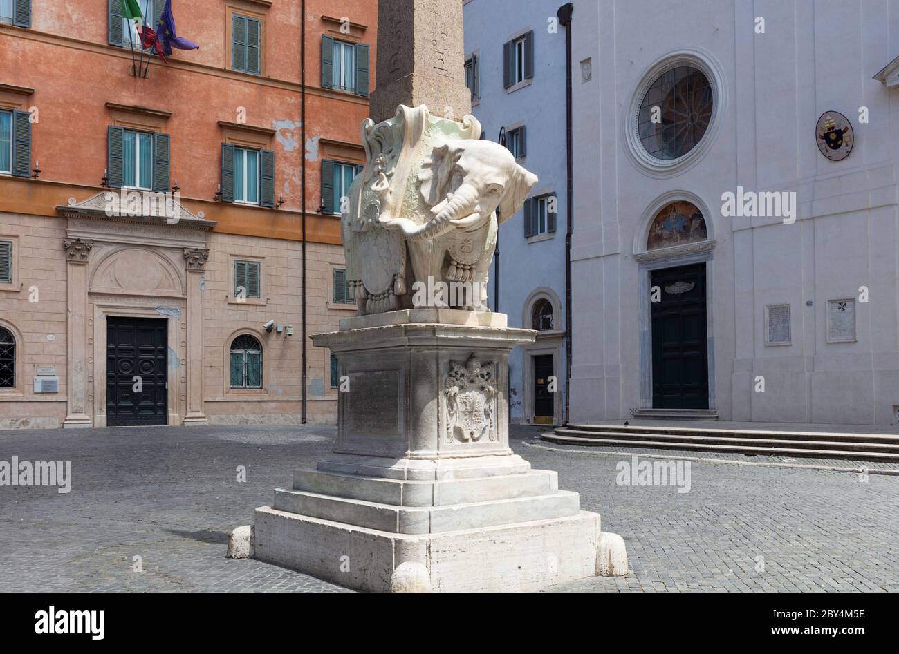 Das barocke Elefantendenkmal von Gian Lorenzo Bernini auf der Piazza della Minerva von Santa Maria sopra Minerva, das zur Unterstützung eines ägyptischen Obelisken entworfen wurde. Stockfoto