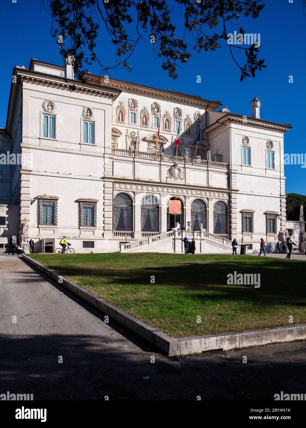 Fassade der Villa Borghese, ursprünglich die Vorstadt Villa von Scipione Borghese, jetzt die Galleria Borghese, beherbergt eine Reihe von berühmten Bernini-Statuen. Stockfoto