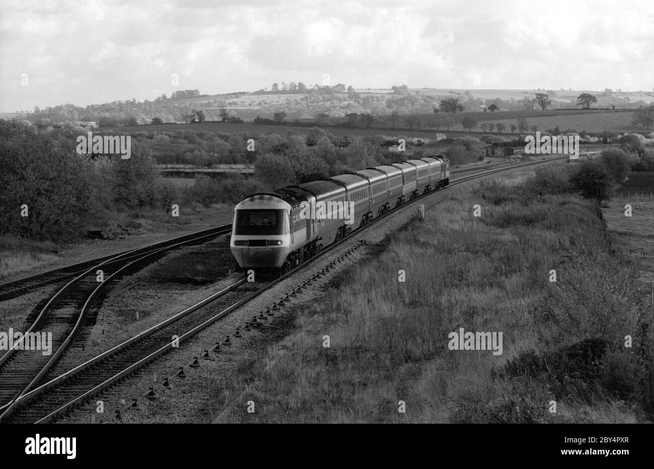 Ein InterCity 125 Zug, der sich dem Bahnhof Honeybourne mit einem London Paddington nach Great Malvern, Worcestershire, England, UK, nähert. Oktober 1986. Stockfoto