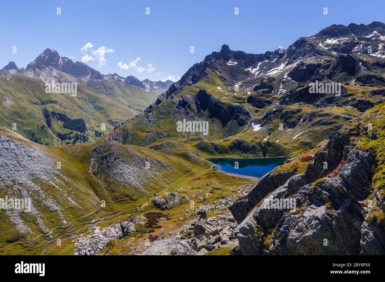 Der Lac Bleu in Chianale, Bergsee in den italienischen alpen von Cuneo, Piemont, mit Blick auf den berühmten Monviso Gipfel (Mount Viso) Stockfoto