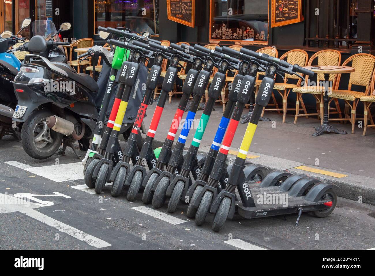 Dott teilte Elektroroller, die in einer Reihe in einer Straße in Paris, Frankreich geparkt wurden Stockfoto