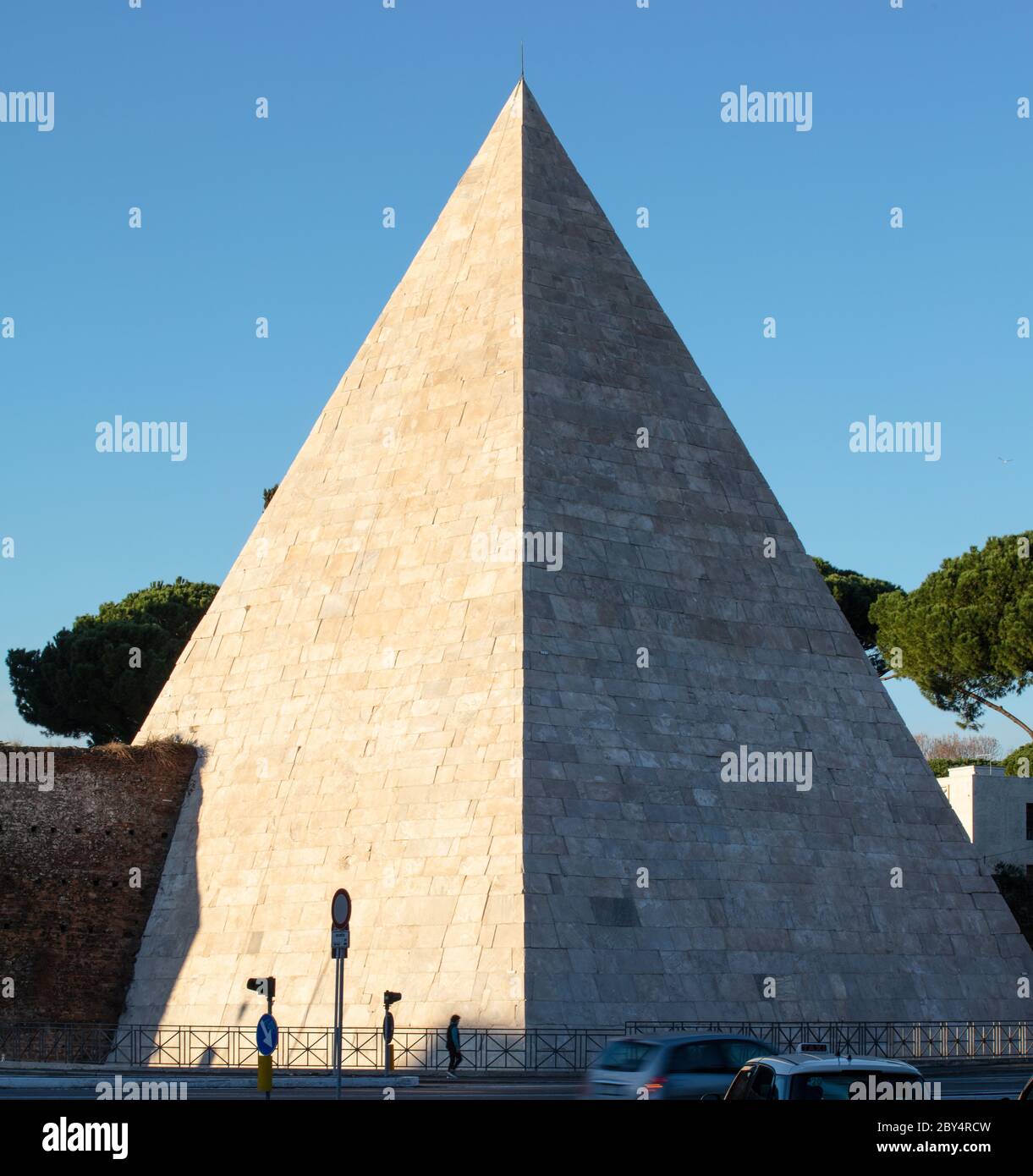 Pyramide von Gaius Cestius, in Piramide, im Abendlicht. Ursprünglich ein Grab für einen wohlhabenden Römer, wurde es später in die Aurelianische Mauern eingegliedert. Stockfoto