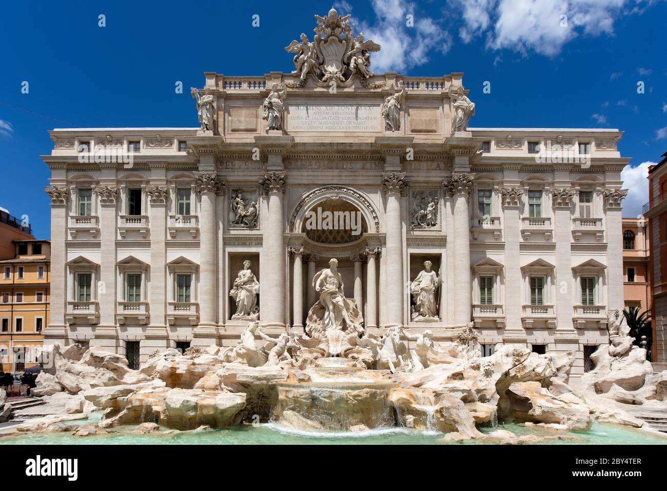 Der barocke Trevi-Brunnen in Rom, ruhig während der Covid-19-Sperre ohne Touristen, nur eine kleine Anzahl von lokalen Römern. Stockfoto