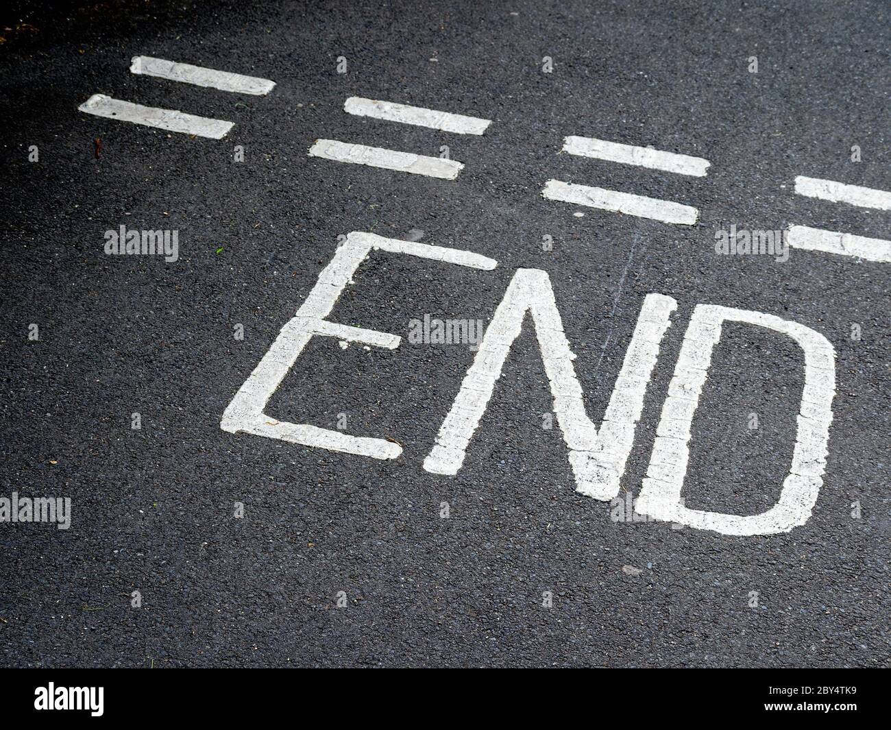 Das Ende. Stopp. Konzept. Schild an der Straße gestrichen, aber es könnte alles sein Stockfoto